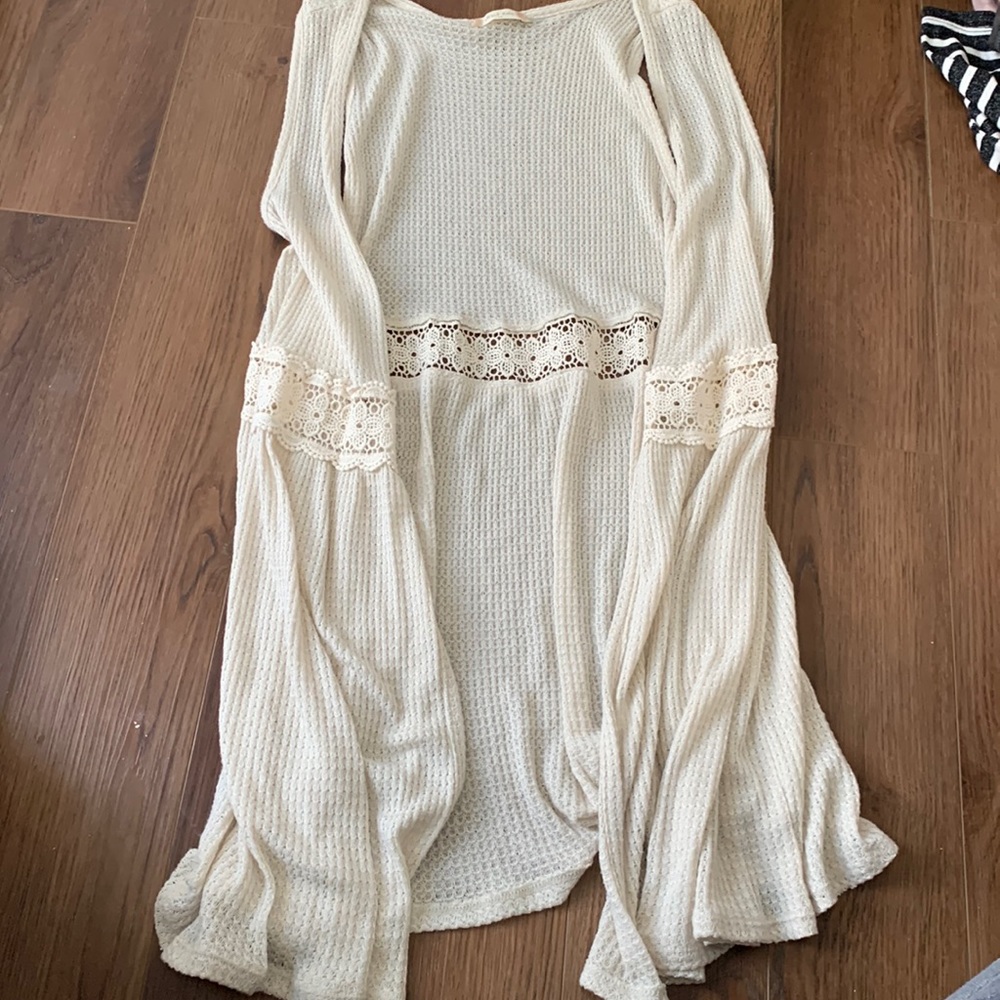 Cream no sleeve cardigan.